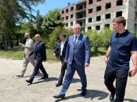 Президент Бадра Гунба проинспектировал ремонтные работы в Новом районе