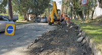 Продолжаются работы по благоустройству дорожного полотна и парковочной зоны по улице Дзидзария, 20 (в районе Сухумской городской поликлиники № 1)