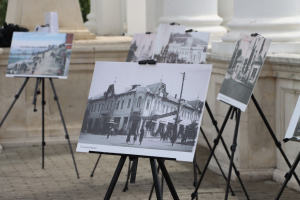 Выставка, посвящённая Дню города Сухум, открылась на набережной столицы.